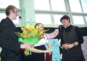 Maria Tuchowska odbiera gratulację od uczniów liceum
